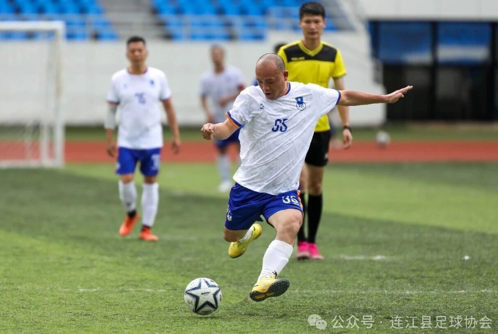 县域动态 | 2025全国县域足球赛连江县战报：嘉汇元老 3-2 险胜彼岸队，40 + 老将演绎足球热爱