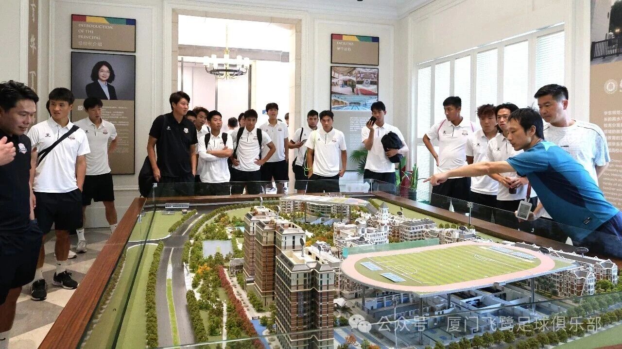 校园行｜国足名宿肇俊哲、市足协会长柯希杰到访，厦门飞鹭走进华师希平双语学校开展足球交流活动