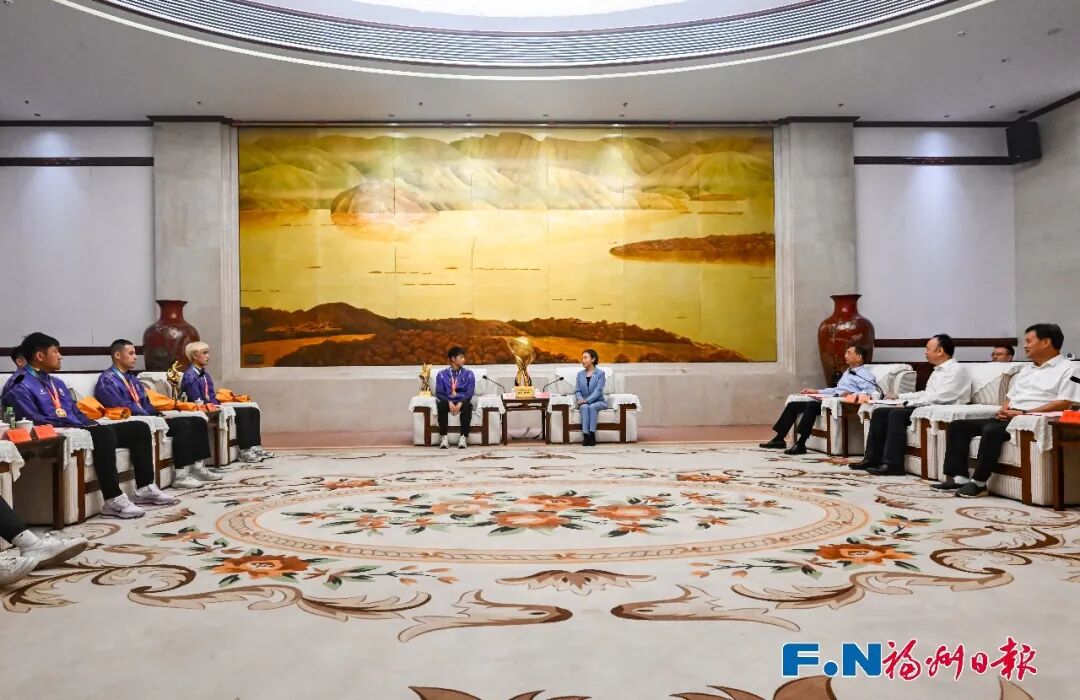 福州、厦门两市主要领导分别会见本市“闽超”足球队